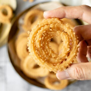 rava chakli in hand