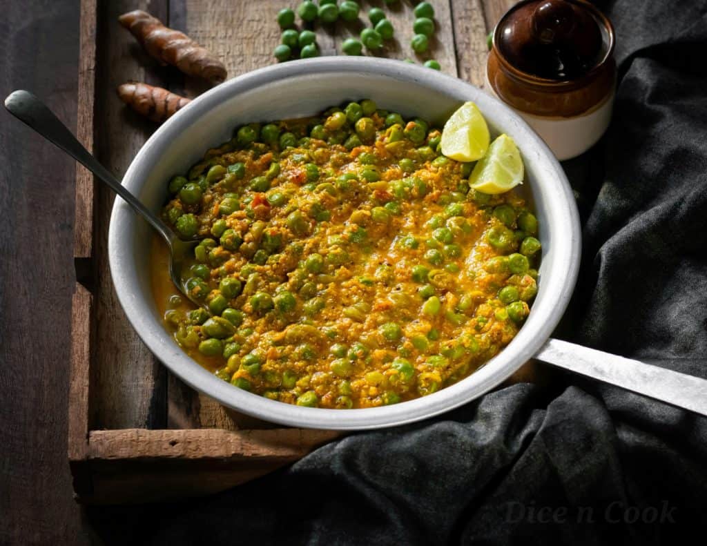 Green-peas-turmeric-curry